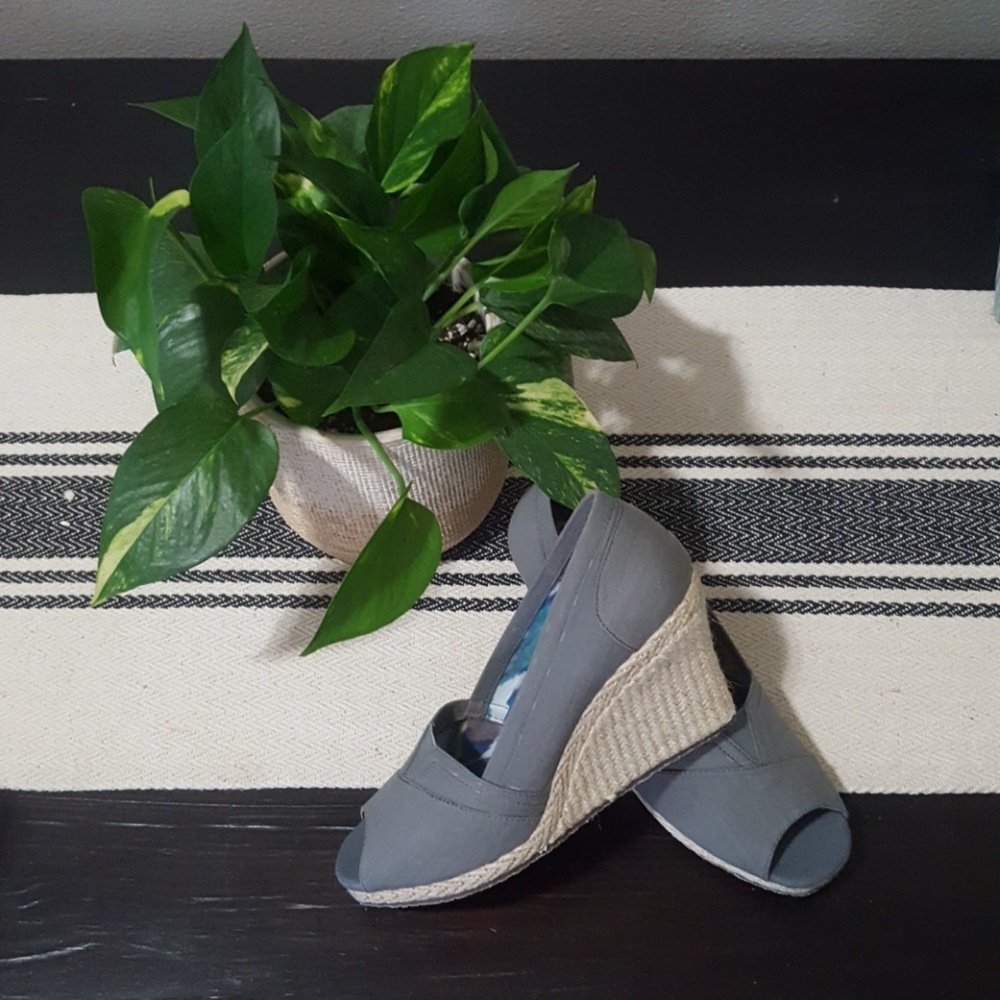🌺 Gray Wedges